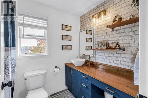 2747 Ross Avenue, Cornwall, ON - Indoor Photo Showing Bathroom