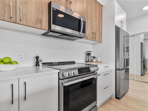 407-842 Orono Ave, Langford, BC - Indoor Photo Showing Kitchen With Stainless Steel Kitchen