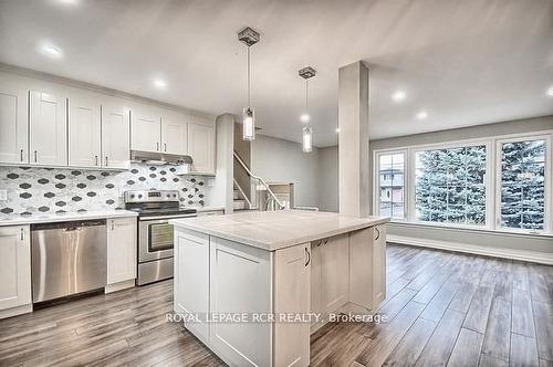 358 Agar Ave, Bradford West Gwillimbury, ON - Indoor Photo Showing Kitchen With Upgraded Kitchen