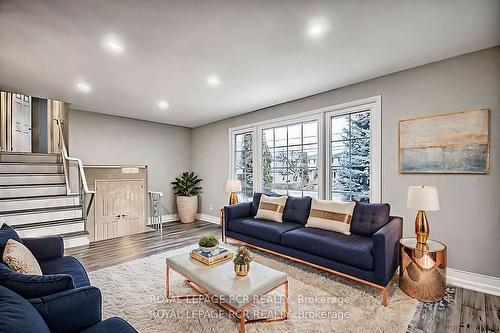 358 Agar Ave, Bradford West Gwillimbury, ON - Indoor Photo Showing Living Room