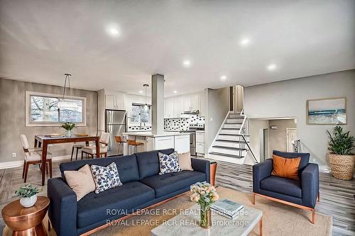 358 Agar Ave, Bradford West Gwillimbury, ON - Indoor Photo Showing Living Room