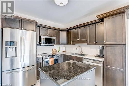 8714 Upper Canada Drive, Niagara Falls, ON - Indoor Photo Showing Kitchen With Upgraded Kitchen