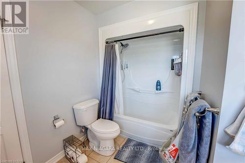 8714 Upper Canada Drive, Niagara Falls, ON - Indoor Photo Showing Bathroom