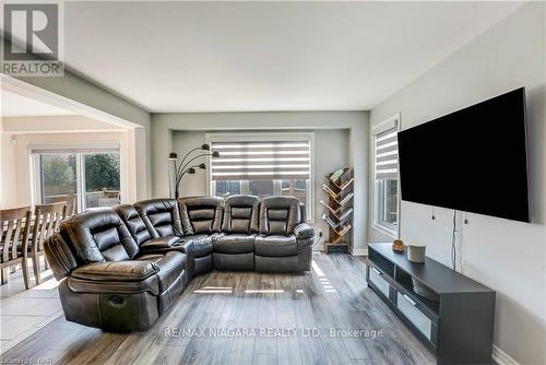 8714 Upper Canada Drive, Niagara Falls, ON - Indoor Photo Showing Living Room