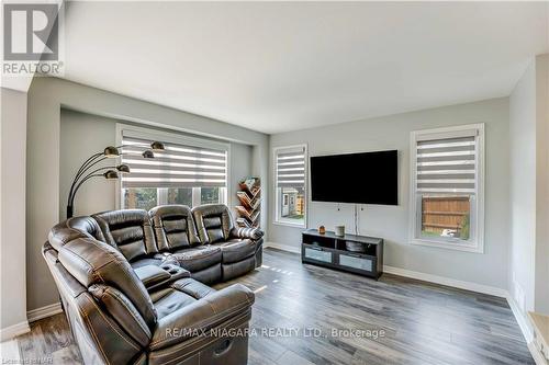 8714 Upper Canada Drive, Niagara Falls, ON - Indoor Photo Showing Living Room