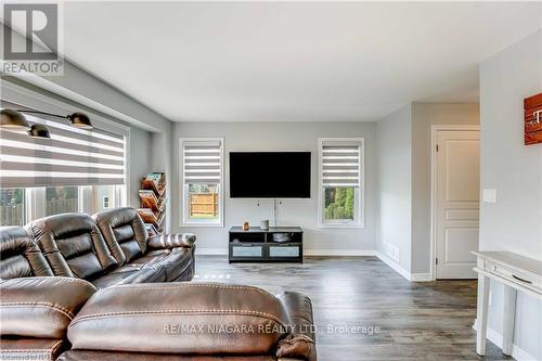 8714 Upper Canada Drive, Niagara Falls, ON - Indoor Photo Showing Living Room