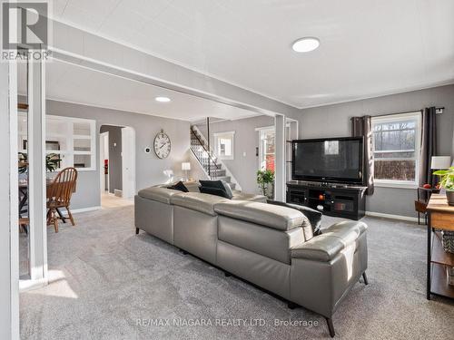 1194 Bertie Street, Fort Erie, ON - Indoor Photo Showing Living Room