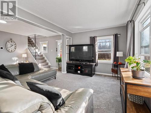 1194 Bertie Street, Fort Erie, ON - Indoor Photo Showing Living Room