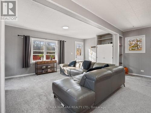 1194 Bertie Street, Fort Erie, ON - Indoor Photo Showing Living Room