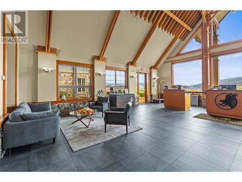 107 Village Centre Court Unit# 412, Vernon, BC - Indoor Photo Showing Living Room