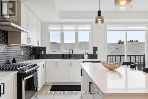 57 Drover Circle, Whitchurch-Stouffville, ON - Indoor Photo Showing Kitchen With Upgraded Kitchen