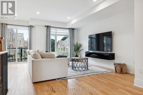 57 Drover Circle, Whitchurch-Stouffville, ON - Indoor Photo Showing Living Room