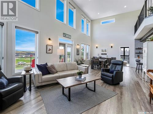 28 Sunrise Drive N, Blackstrap Skyview, SK - Indoor Photo Showing Living Room