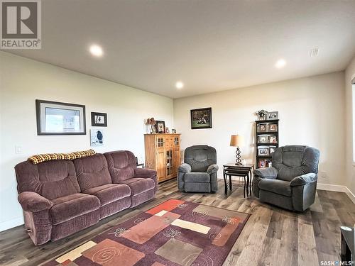 28 Sunrise Drive N, Blackstrap Skyview, SK - Indoor Photo Showing Living Room