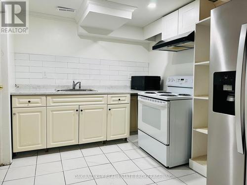 B - 128 Toulon Crescent, London, ON - Indoor Photo Showing Kitchen