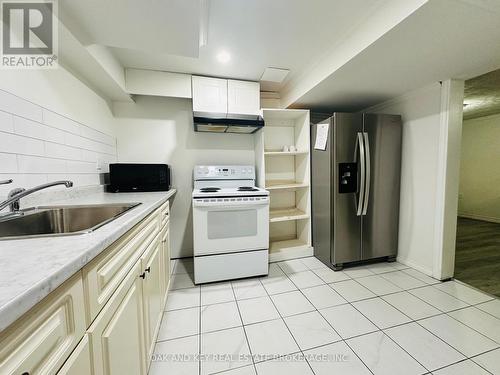 B - 128 Toulon Crescent, London, ON - Indoor Photo Showing Kitchen