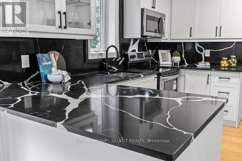 883 Westbury Place, London, ON - Indoor Photo Showing Kitchen With Double Sink With Upgraded Kitchen