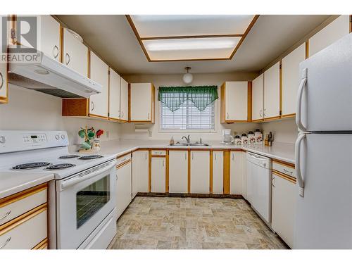 2806 35 Street Unit# 102, Vernon, BC - Indoor Photo Showing Kitchen With Double Sink