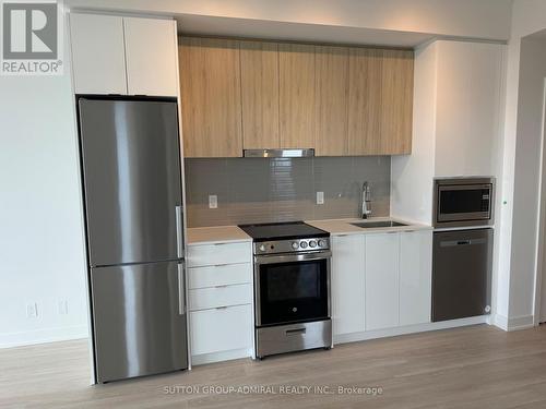 1802-30 Upper Mall Way, Vaughan, ON - Indoor Photo Showing Kitchen