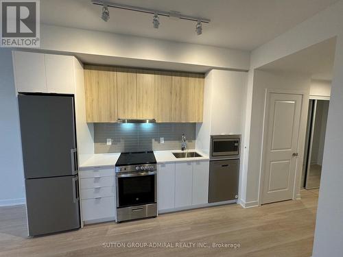 1802-30 Upper Mall Way, Vaughan, ON - Indoor Photo Showing Kitchen