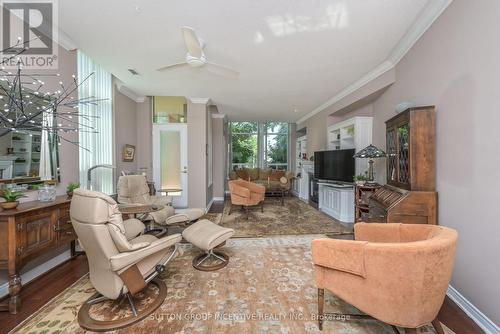 110 - 4 Briar Hill Heights, New Tecumseth, ON - Indoor Photo Showing Living Room