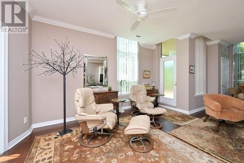 110 - 4 Briar Hill Heights, New Tecumseth, ON - Indoor Photo Showing Living Room