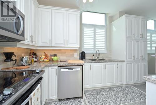 110 - 4 Briar Hill Heights, New Tecumseth, ON - Indoor Photo Showing Kitchen