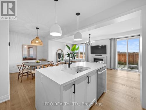 759 Aspen Terrace E, Milton, ON - Indoor Photo Showing Kitchen With Upgraded Kitchen