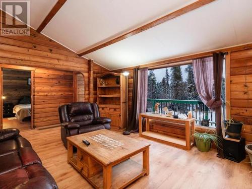 7 Fireweed Drive, Whitehorse, YT - Indoor Photo Showing Living Room