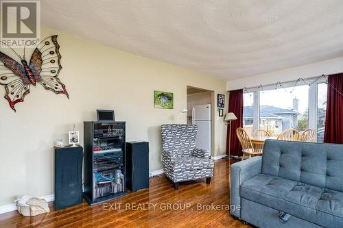 9 Bishop Boulevard, Quinte West, ON - Indoor Photo Showing Living Room