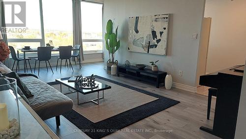 801 - 326 Major Mackenzie Drive E, Richmond Hill, ON - Indoor Photo Showing Living Room