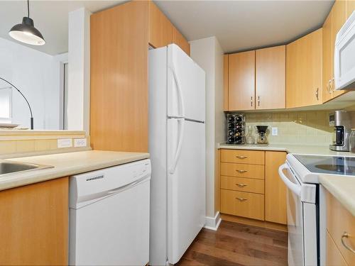 203-1155 Yates St, Victoria, BC - Indoor Photo Showing Kitchen