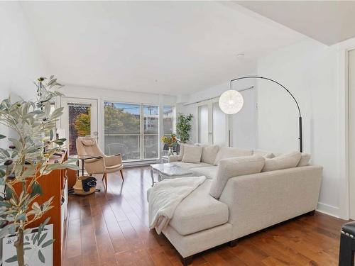 203-1155 Yates St, Victoria, BC - Indoor Photo Showing Living Room