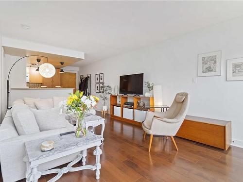 203-1155 Yates St, Victoria, BC - Indoor Photo Showing Living Room