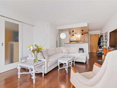 203-1155 Yates St, Victoria, BC - Indoor Photo Showing Living Room