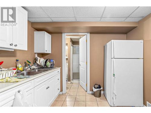 460 Mcdonald Road, Kelowna, BC - Indoor Photo Showing Kitchen With Double Sink