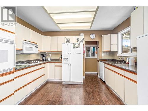 460 Mcdonald Road, Kelowna, BC - Indoor Photo Showing Kitchen