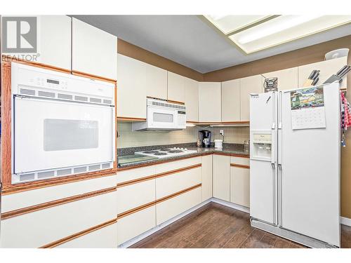 460 Mcdonald Road, Kelowna, BC - Indoor Photo Showing Kitchen With Double Sink