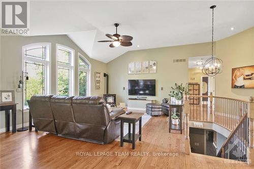 2539 Kearns Way, Ottawa, ON - Indoor Photo Showing Living Room