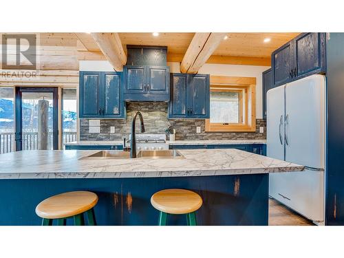 682 Lower Inonoaklin Road, Edgewood, BC - Indoor Photo Showing Kitchen