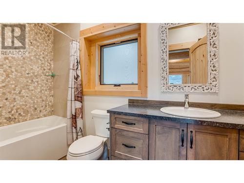 682 Lower Inonoaklin Road, Edgewood, BC - Indoor Photo Showing Bathroom