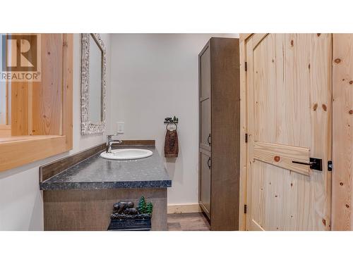 682 Lower Inonoaklin Road, Edgewood, BC - Indoor Photo Showing Bathroom