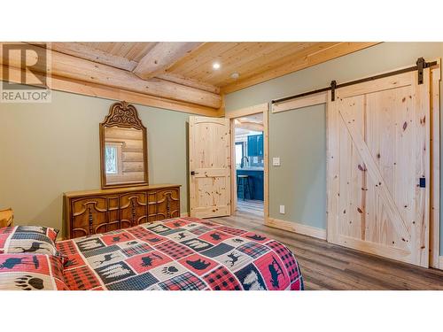 682 Lower Inonoaklin Road, Edgewood, BC - Indoor Photo Showing Bedroom