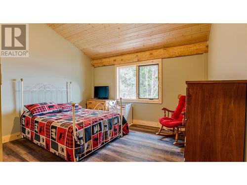 682 Lower Inonoaklin Road, Edgewood, BC - Indoor Photo Showing Bedroom