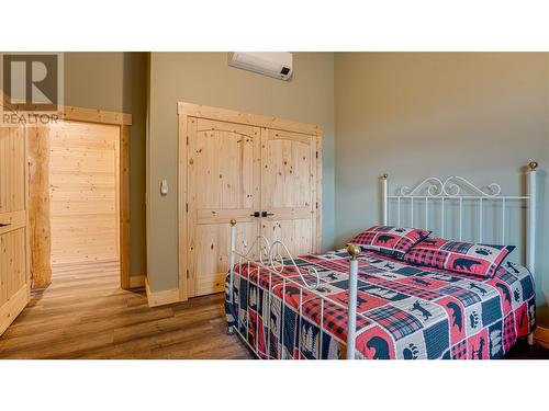 682 Lower Inonoaklin Road, Edgewood, BC - Indoor Photo Showing Bedroom