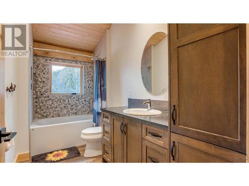 682 Lower Inonoaklin Road, Edgewood, BC - Indoor Photo Showing Bathroom