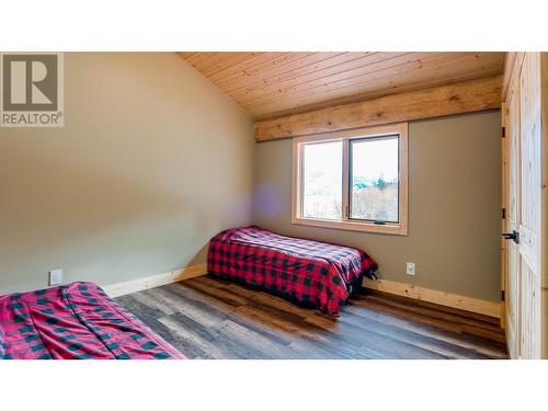 682 Lower Inonoaklin Road, Edgewood, BC - Indoor Photo Showing Bedroom