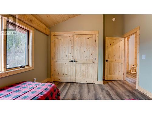 682 Lower Inonoaklin Road, Edgewood, BC - Indoor Photo Showing Bedroom