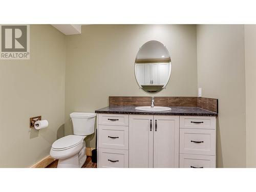 682 Lower Inonoaklin Road, Edgewood, BC - Indoor Photo Showing Bathroom