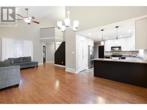 7576 Creekside Way, Prince George, BC - Indoor Photo Showing Kitchen With Upgraded Kitchen